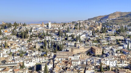 Obraz premium vue aérienne de Grenade en Andalousie et du quartier de l'Albayzin (Albaicin) quartier de la ville blanche dans le sud de l'Espagne