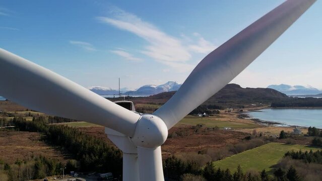 Windrad auf der Insel Har&oslash;y in Norwegen