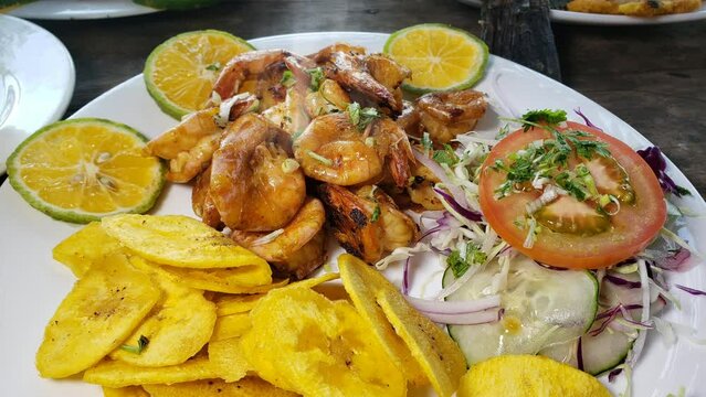 Fried shrimp in garlic sauce is the best. 4k food video
