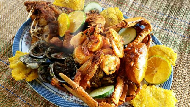Steaming hot seafood tray is the best in 4k video