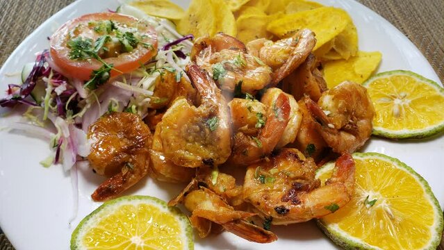 Fried shrimp in garlic sauce is the best. 4k food video