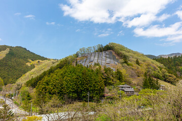 山を開拓しソーラーパネル設置