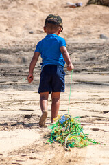 child clean  the beach