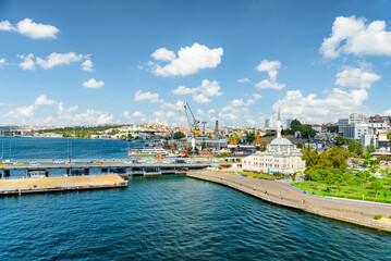 Obraz premium The Sokollu Mehmed Pasha Mosque and the Ataturk Bridge, Istanbul