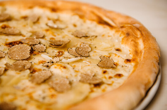 Black truffle pizza with béchamel sauce and italian cheeses