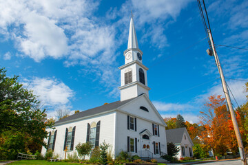 First Congregational Church at 4 Highland Street in historic town center of Meredith, New Hampshire NH, USA.  - obrazy, fototapety, plakaty