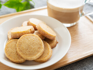 ナッツ入りバタークッキーとカフェオレ