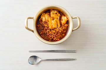 Korean instant noodles with dumplings