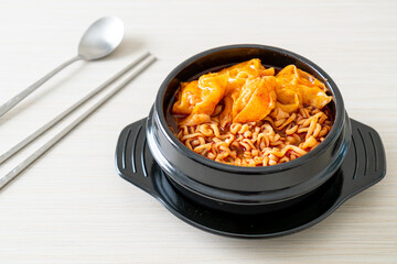 Korean instant noodles with dumplings