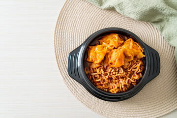 Korean instant noodles with dumplings