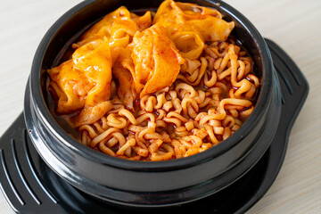 Korean instant noodles with dumplings