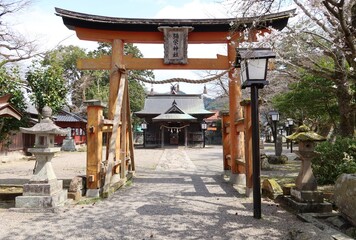 The entrance to the precincts of Yasaka-jinjya Shrine at Tsuwano-machi Town in Kanoashi-gun County in Shimane Prefecture in Japan 日本の島根県鹿足郡津和野町にある弥栄神社の境内入り口　　　　