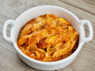 도자기 그릇에 담긴 치킨 스튜, 요리