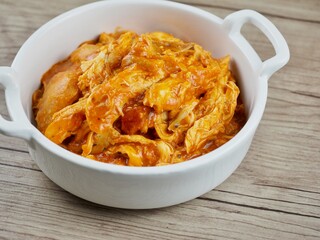 도자기 그릇에 담긴 치킨 스튜, 요리