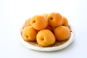 笊に盛ったアンズ