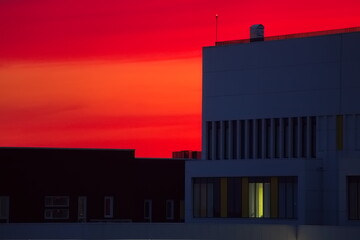 Obraz premium Sunset over the new city hospital.