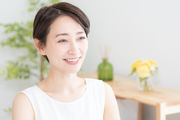 美容・ビューティー・ミドル女性・笑顔