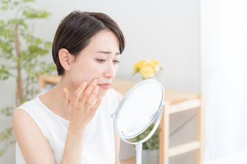 美容・ビューティー・ミドル女性・肌荒れ・シミ・シワ・ニキビ