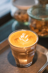 Kaffee auf Tablett