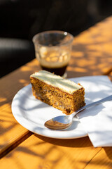 Karottenkuchen und Espresso