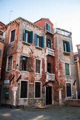 Fototapeta na wymiar Casa ruinosa en Venecia