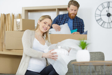 Obraz premium young couple moving to new flat with fragile things