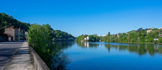 Fototapeta na wymiar Paysage des rives du fleuves Saône autour de l'île barbe dans le département du Rhône au printemps