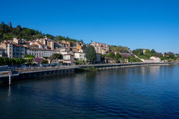 Fototapeta na wymiar Paysage des rives du fleuve Saône autour de la ville de Trévoux dans le département du Rhône