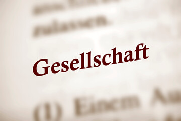 Gesellschaft - Wort in deutscher Sprache mit dunkel roten Buchstaben auf sepia Hintergrund