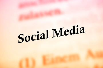 Social Media - schwarze Buchstaben auf rot und gelben Hintergrund
