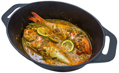 Cari de poisson à la sauce créole réunionnaise, fond blanc 
