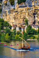Gabarre sur la Dordogne devant le village de la Roque-Gageac, France 