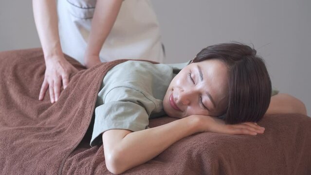 マッサージを受ける女性