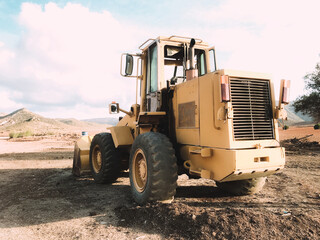 Pala excavadora en el campo