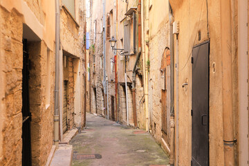 Fototapeta na wymiar A narrow alley in the old town from Grasse (city of perfume), France