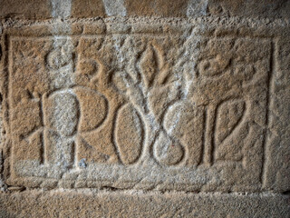 inscripciones talladas en una piedra del castillo de Carcassonne 