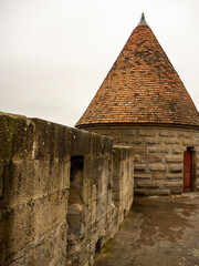 torre del castillo de Carcassonne con un trozo de muralla