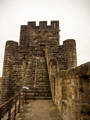 torre del castillo de Carcassonne con un trozo de muralla 