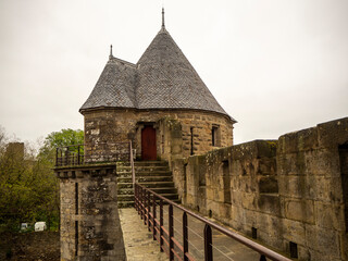 torre del castillo de Carcassonne con un trozo de muralla 