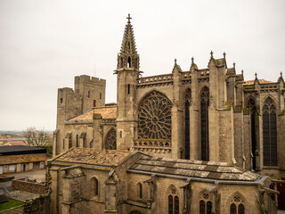 catedral de Carcassonne dentro de la muralla del castillo 
