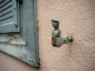 detalle de una pieza utilizada para sujetar los porticones de las ventanas 