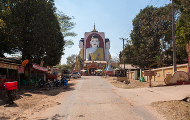 Fototapeta na wymiar Kyaikpun Pagoda in Bago, Myanmar