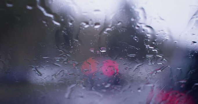 Regentropfen fallen auf Autoglass