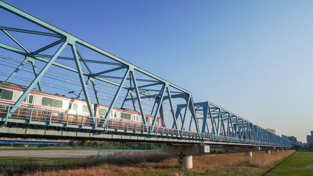 六郷橋を通る京急本線【東京都・大田区－神奈川県・川崎市】
