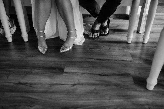 F&uuml;&szlig;e einer Braut mit Highheels und Mann mit Flip Flops