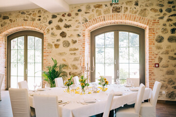 ein dekorierter Tisch auf einer Hochzeit