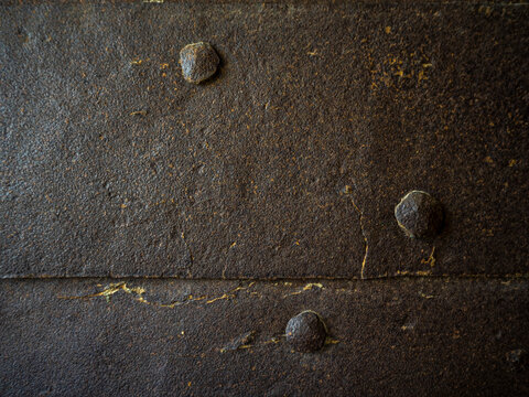 imagen detalle puerta met&aacute;lica con clavos 