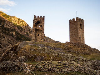 imagen las torres del Castillo de Querol con el cielo azul y la montaña de fondo