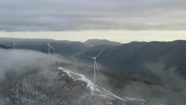 Time lapse pale eoliche con nebbia in movimento