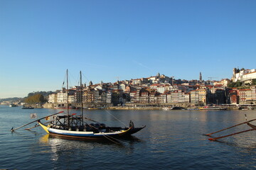 Fototapeta na wymiar boat on the douro river